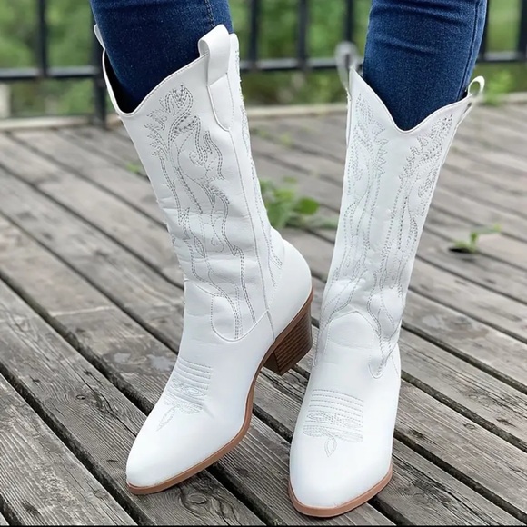 Heeled Boots with Embroidered Pattern - Picture 5 of 5